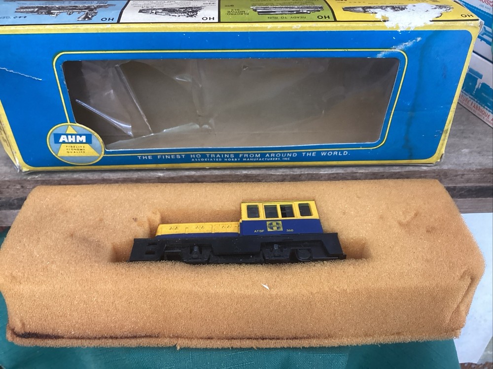 HO AHM 5153 B Diesel Switcher Santa Fe ATSF 360 GE-35 Ton TESTED