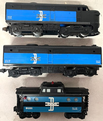 LIONEL BOSTON & MAINE FA-B DIESEL #217 & CABOOSE – RUNS GREAT & CABOOSE LIGHTS