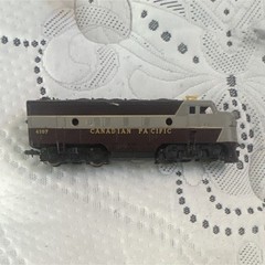 Con-Cor Canadian Pacific N Scale Diesel Locomotive #4107 Maroon/Gray Bo-Bo