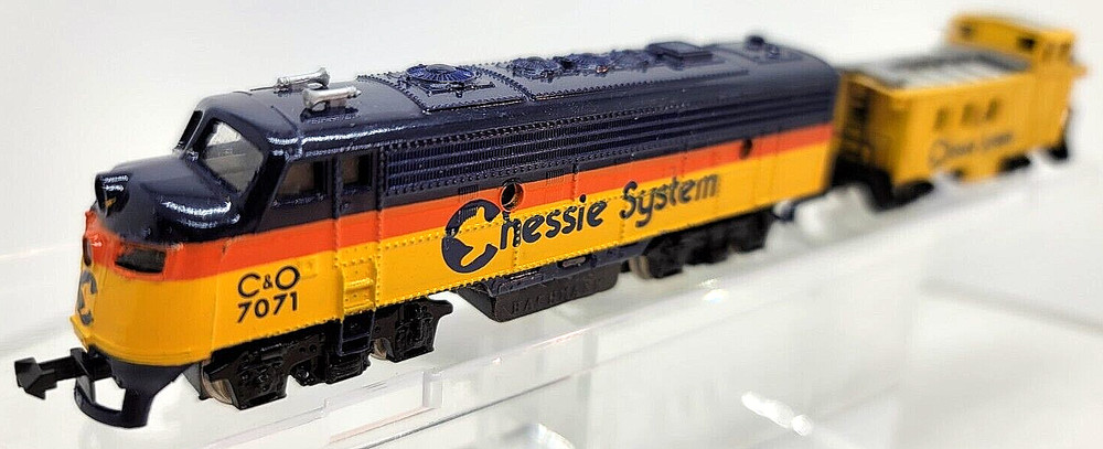 N Bachmann Chessie System C&O F9 Diesel Locomotive #7071 & Caboose (Tested)