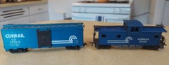 Conrail HO Scale Boxcar 269976 Caboose 22138 Blue
