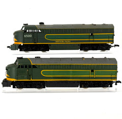 AHM HO Scale Diesel Locomotive Northern Pacific 6500 Powered & Dummy TESTED