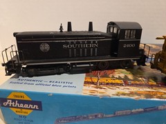 Athearn HO Southern #2400 SW-1500 Diesel Engine DC/ Alaska Railroad Caboose