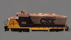 Walthers EMD Trainline HO Locomotive #931-105 CSX #890 GP9M.