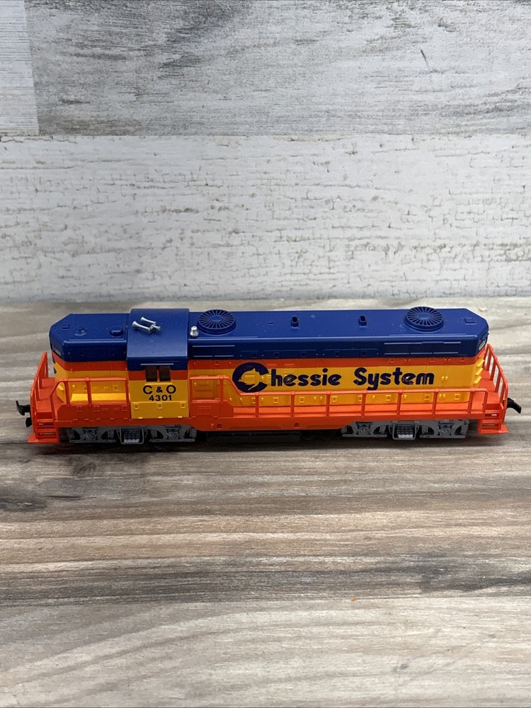 AHM HO CHESSIE SYSTEM C&O 4301 POWERED GP-18 DIESEL LOCOMOTIVE