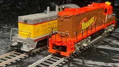 Lot of 2, HO scale 5628 GP-20 DIESEL LOCOMOTIVE, Both WORK, B-2-2