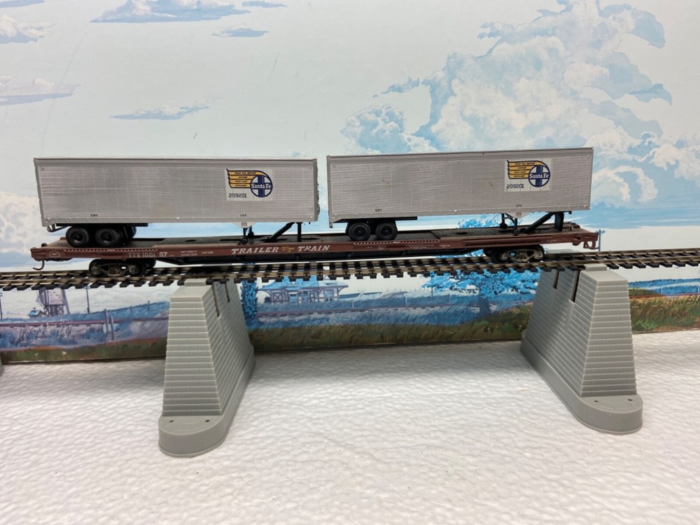 HO GAUGE ~ 85′ FLAT CAR WITH 2 SANTA FE TRAILERS ~ KADEE COUPLERS
