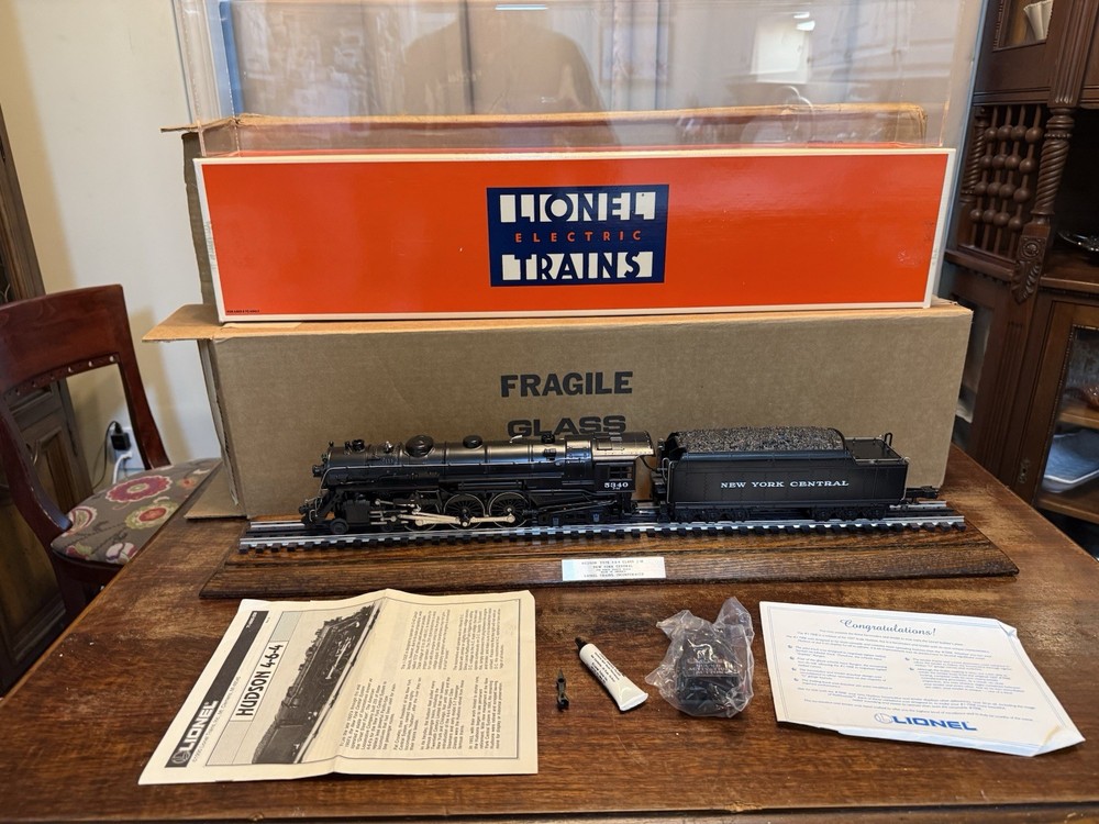 Lionel 6-18005 O NYC 4-6-4 700E Hudson Steam & Tender #5340 w/ Display Case