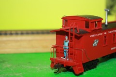 H0 Athearn* Genesis Northwestern Lighted Locomotive #6926 & A Decorated Caboose