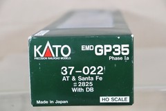 KATO 37-022 SANTA FE AT&SF EMD GP35 PHASE 1a LOCOMOTIVE 2825 BOXED on