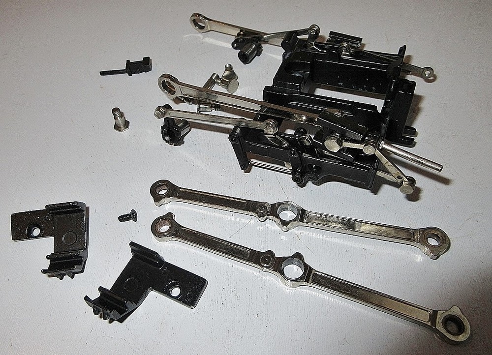 LIONEL/LTI #18005 (5340 SCALE HUDSON) VALVE GEAR SUPPORT.W/SET OF SIDE RODS