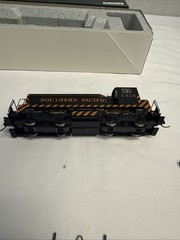 Kato HO Southern Pacific NW2 1313 Diesel Locomotive 37-1010