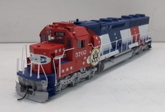 Athearn G67189 HO Scale Santa Fe-Bicentennial SD45-2 Diesel Locomotive #5702 LN