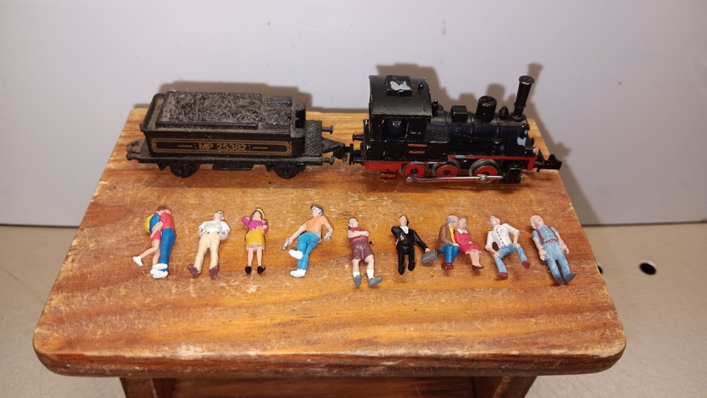 Minitrix Vintage West German N scale 2913 0-6-0 Steam Locomotive With Extras!
