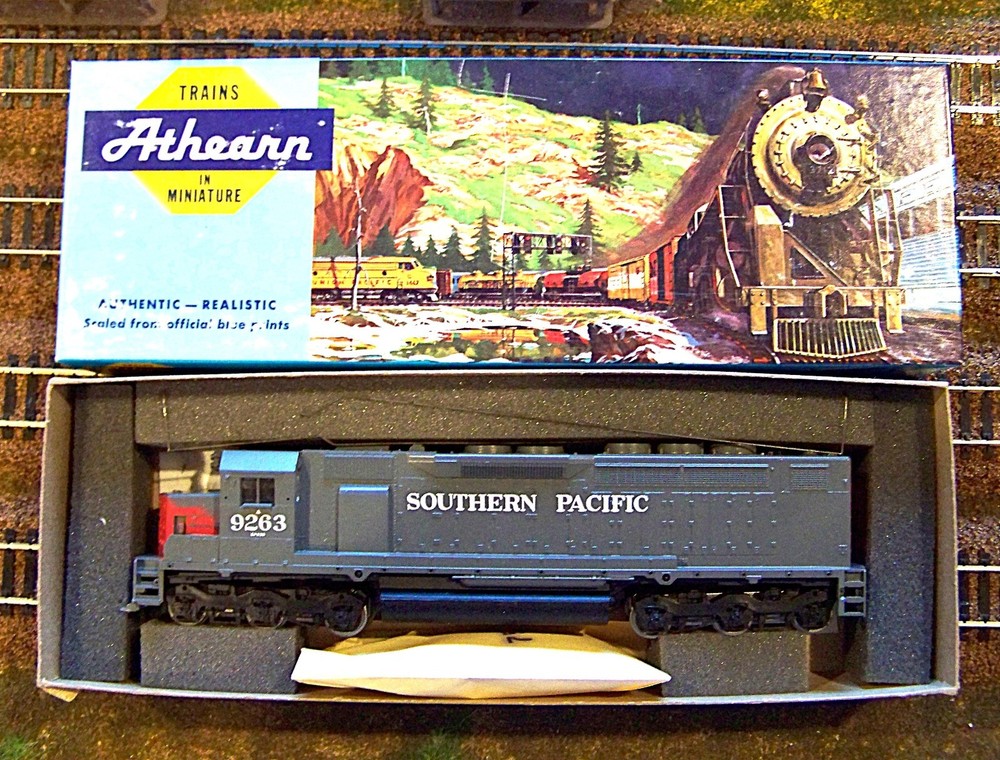 Athearn HO SDP40 Powered Locomotive Southern Pacific #9263- Never assembled