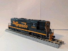 Walthers Mainline HO Scale Rio Grande 5904 Diesel Locomotive Black Orange