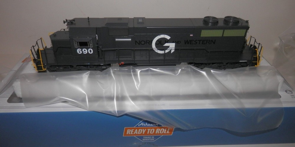 Athearn HO Scale POWERED Guilford (B&M) 690 EMD SD39 Loco #ATH71493 NIB