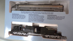 HO-Proto 2000 NYC #4040 E8/9 POWERED Diesel Locomotive in Box #8036 * Runs Slow