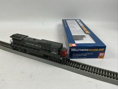 Walthers Mainline HO Scale 910-9556 GE Dash 8-40B Loco Cotton Belt #8086