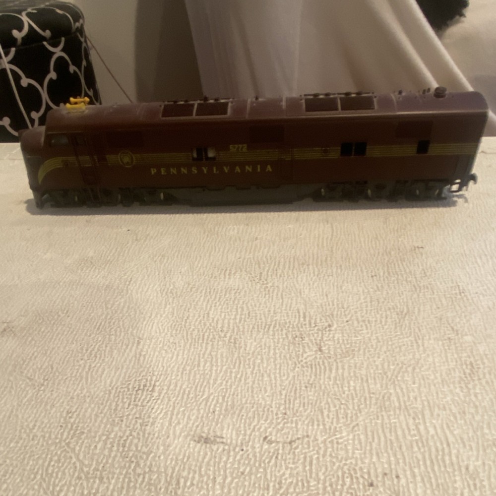 Pennsylvania Railroad HO Diesel Locomotive #5772 Brown Yellow Plastic Model