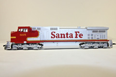 KATO HO GE C44-9W Dash 9 Santa Fe #605 37-1210 New in Box Complete