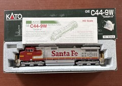KATO HO GE C44-9W Dash 9 Santa Fe Diesel Locomotive DC Analog 37-6157 #669