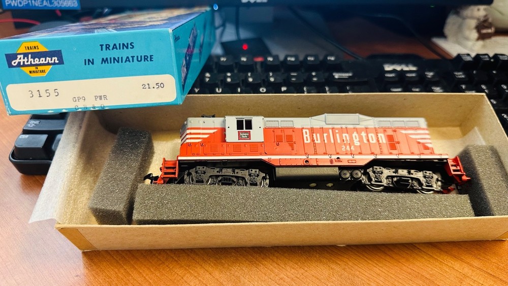 Athearn GP9 PWR CB&O 3155 grey & silver appears NIB