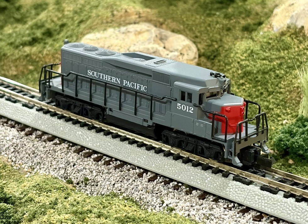 N Scale Walthers Arnold-N 5055 GP-30 Southern Pacific diesel switcher DC NIB.