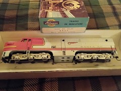 Athearn BlueBox HO-Scale 3305 Santa Fe #75 Alco PA-1 Powered