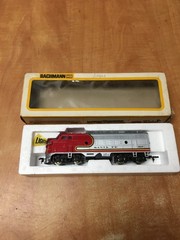 Vintage Bachmann Santa Fe EMD F9 Diesel HO Scale Train Locomotive With Box RUNS