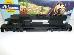 ATHEARN # 4426~ NORFOLK SOUTHERN SD40-2 POWERED LOCOMOTIVE # 6078 ~ HO SCALE