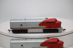 HO Scale Tempo Santa Fe Train #5028 Powered & Non Powered for Parts/Repair 1:87