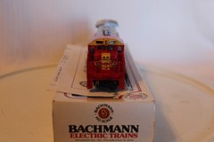HO Scale Bachmann, GE U-36B Diesel Locomotive Santa Fe, Red War Bonnet #350
