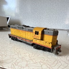 HO Union Pacific Diesel Locomotive #130 Yellow/Gray EMD Bo-Bo DC Analog 2-Rail