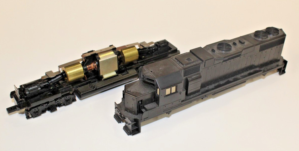 HO Athearn Blue Box EMD GP38-2 Locomotive Un-Decorated W/WO Dynamic Brakes