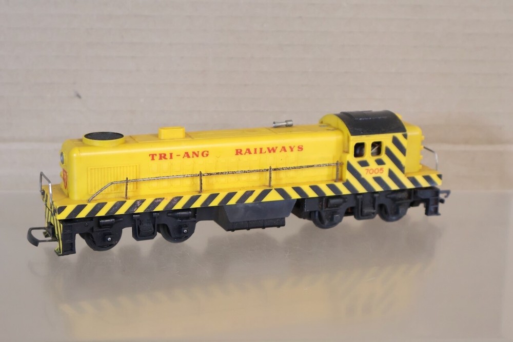 TRIANG R155 TR YELLOW DIESEL SWITCHER LOCOMOTIVE 5007 from 1959 om