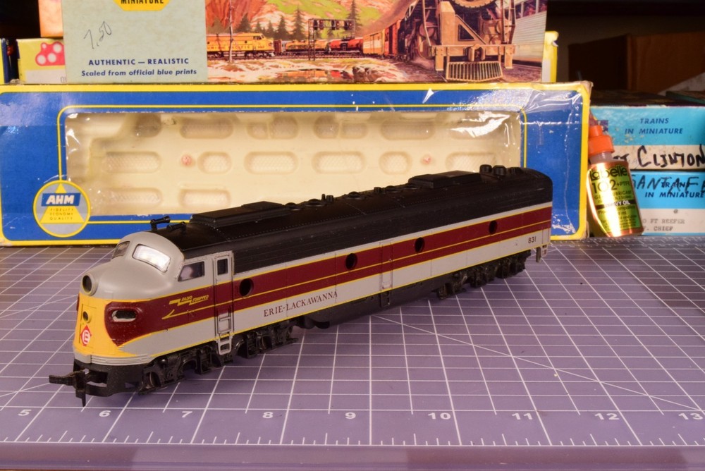 Rivarossi Erie Lackawanna GM Diesel E8(E9), good working condition, nose light