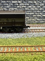 “HO SCALE “”ATLAS”” MODEL OF A PENNSYLVANIA FP7 ENGINE NO 9834.”