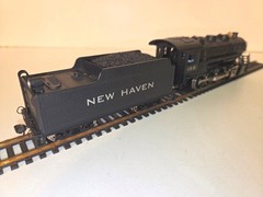 Vintage HO / IHC NEW HAVEN 2-8-0 Consolidation Locomotive & Tender w/ (4) Cars
