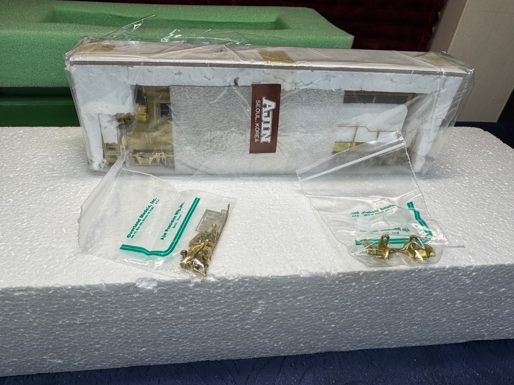 Overland OMI-5009 HO BRASS EMD GP30 Phase II Low Hood Diesel Loco -Unpainted
