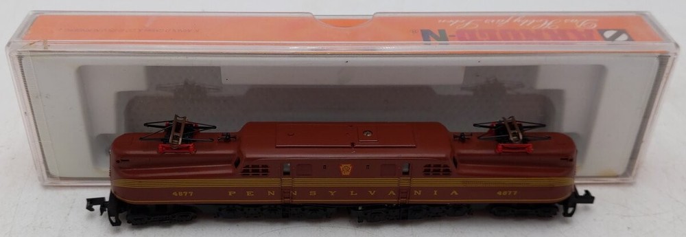 Arnold 5106 N Scale Pennsylvania Tuscan 5-Stripe Electric Locomotive #4877 EX