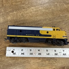 Life-Like F-7 A HO Scale Santa Fe Blue/Yellow LOCOMOTIVE