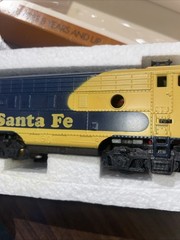 TYCO HO Scale Santa Fe Diesel Locomotive 4015 with Operating Headlight Untested