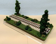 HO SCALE 9″ SINGLE TRACK DISPLAY CASE -“SUMMER SCENE”-FOR ANY HO TRAIN