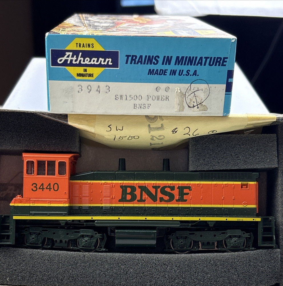 Athearn 3943 HO Scale BNSF SW1500 Powered Diesel Locomotive # 3440 NIB