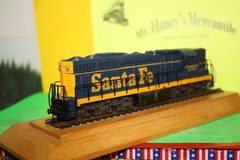 Atlas* HO Santa Fe Locomotive #979 & two Hoppers and a Caboose