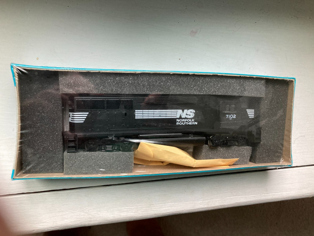 ATHEARN #4752 Norfolk Southern GP-60 Locomotive #7102 – HO Scale 1/87