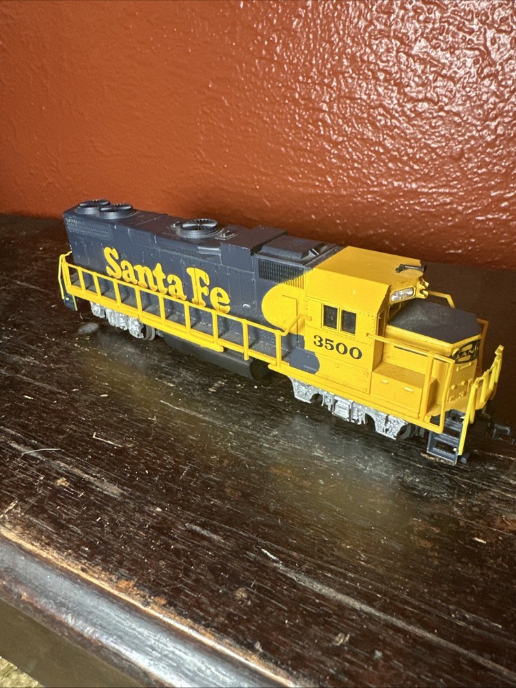 HO Scale Life-Like 7843 Santa Fe Yellow Blue GP38 Diesel Locomotive #3500 Used