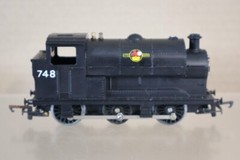 TRIANG R153 BR BLACK 0-6-0 SADDLE TANK LOCOMOTIVE 748 BOXED oi