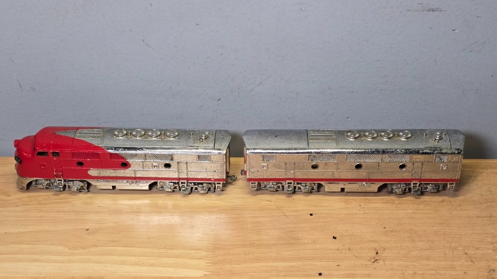 VARNEY CHROME DIESEL LOCOMOTIVE HO Scale 1946 1947 A&B Shells Vintage F-Unit Set